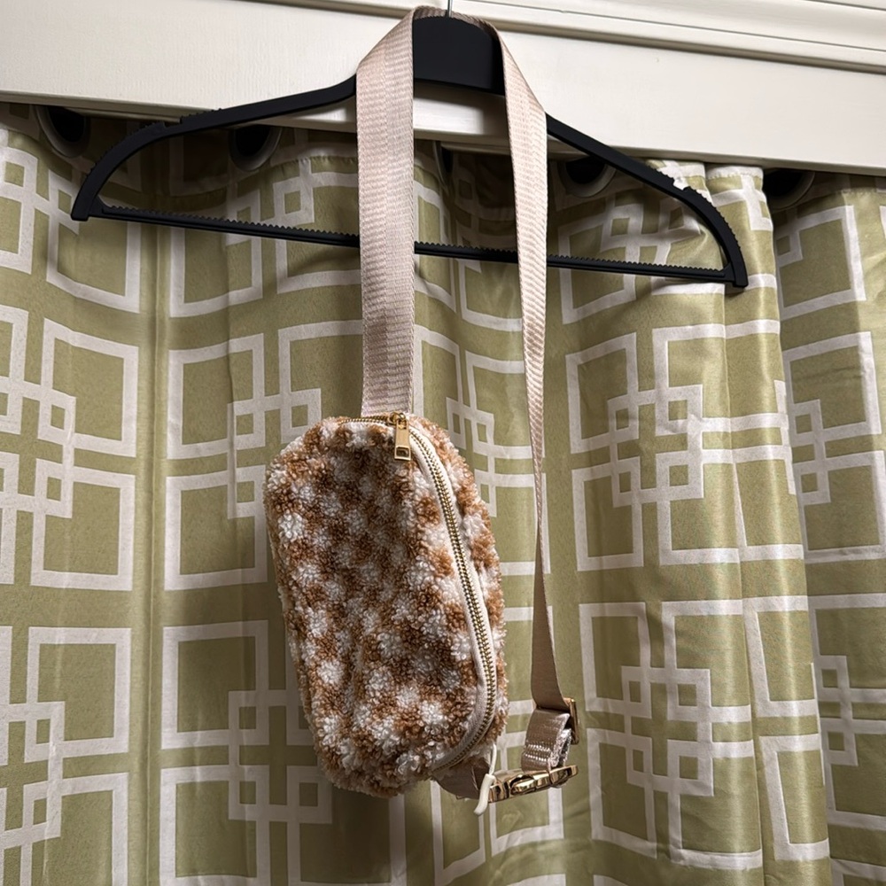Checkboard sherpa look, crossbody/belt bag